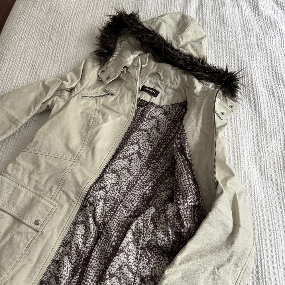 Danier Cream Ski Jacket with Quilted Lining and Water-Resistant Fabric